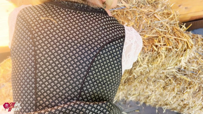 Miley Weasel: Gorąca blondynka w Dirndl dostaje wszystkie otwory