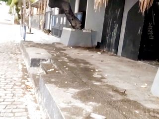 April BigAss: Bebendo mijo na rua em forma
