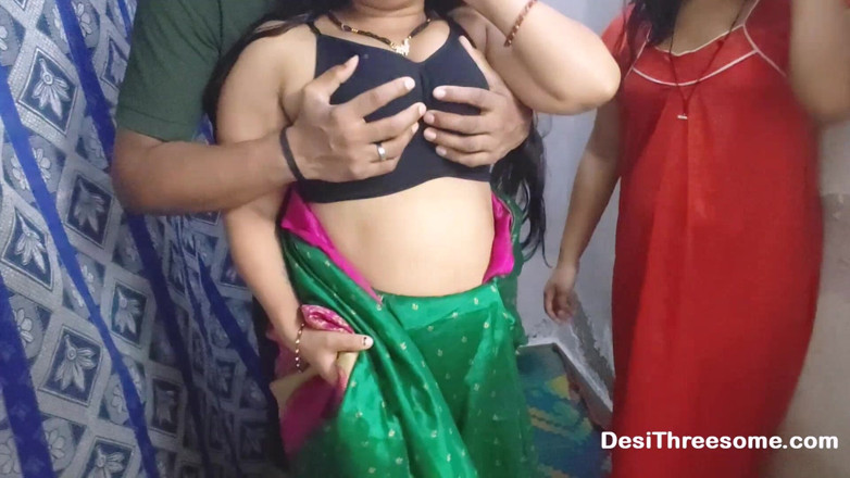 Real Indian Threesome: Matura moglie indiana seduce ragazza a sesso a tre FFM...