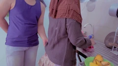 Budhe vaří obtěžována nezbedným nevlastním bratrem