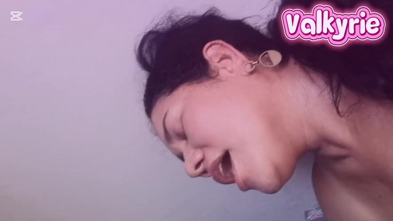 Valkyrieandluigy: Istri semok sampai tenggorokan