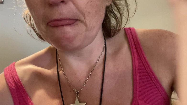 MistressWriggler: Aku lagi asik bersantai di kedai kopi - toket aduhaiku ngentot...