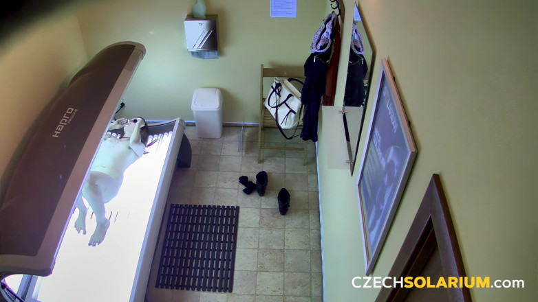 Czech Solarium: Czech Solarium 225: ผจญภัยพลังงานแสงอาทิตย์สุดเหี้ยมของสาวสีผมบรูเน็ต