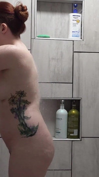 Momen mandi sensual lily