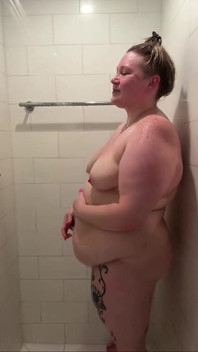 Piggy rose streamt mit Big Bear in dusche in Miami Hotelzimmer