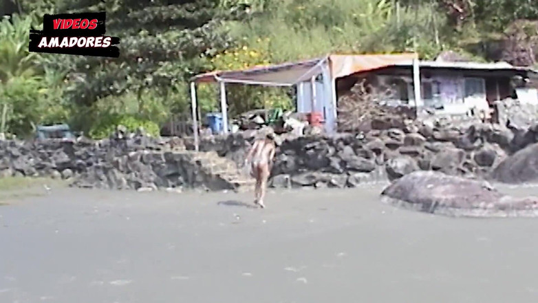 Amateurs videos: 버려진 해변에서 옷을 벗는 핫한 소녀들