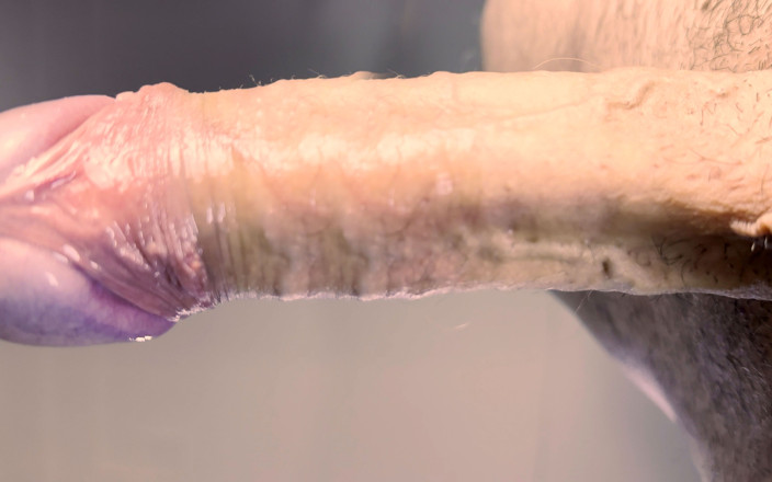 Amateur big dick: Çok sert bir penisle mastürbasyon yapan eşcinsel adam, birçok pozisyonda...