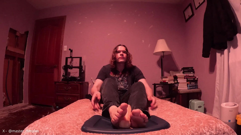 Mr Dimples: ディルドにフットジョブをする