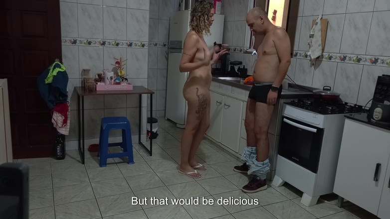 Gabi SweetCouplesStories: Młoda pokojówka wykonuje dodatkowe usługi, aby zapłacić za studia.