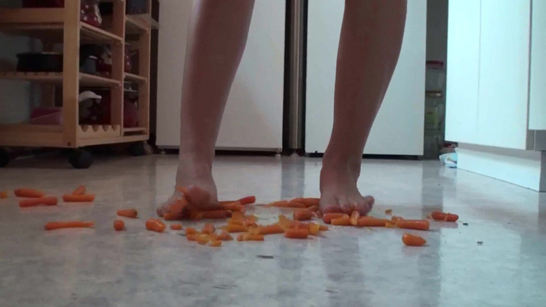 Foot Girls: Primo piano di calpestare il cibo in cucina