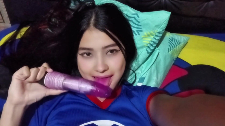 Yuli and tony: 의붓여동생과 방을 공유하는 것에 동의하고 밤새 섹스합니다.