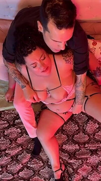 Hotwife, vollbusige boston wird von einer Pleasure Dom verwöhnt