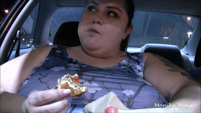 BBW Pleasures: Ss iri güzel kadın arabada yiyor bakış açısı