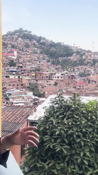 Colombiana 18 años Es Seducida Por Un Extraño Y Tiene Sexo Al Aire Libre En El Mio Cable De Cali Colombia
