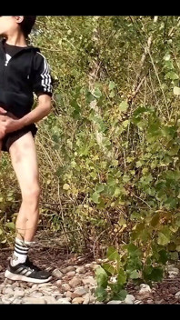 Drăguța twink Jon Arteen poartă costum negru Adidas, își arată lenjeria intimă, plimbări freeballing, masturbându-se prin pantalonii scurți lui scurți