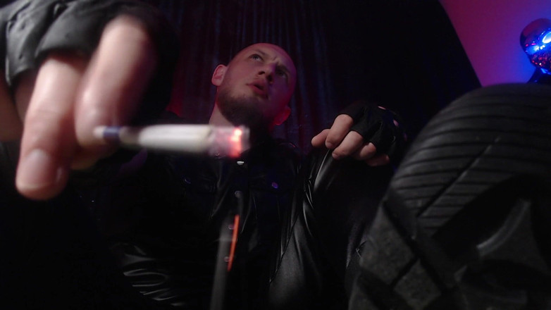 Hunky time: Alpha in Leather - penguasaan merokok