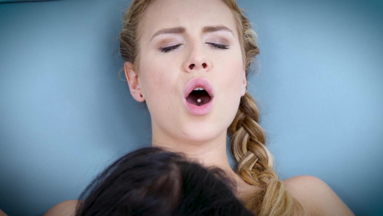 Doghouse Digital: Haar eerste milf 26_scene 1_young lesbiennes hebben oudere kutjes nodig