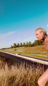 Nue le long d’une autoroute