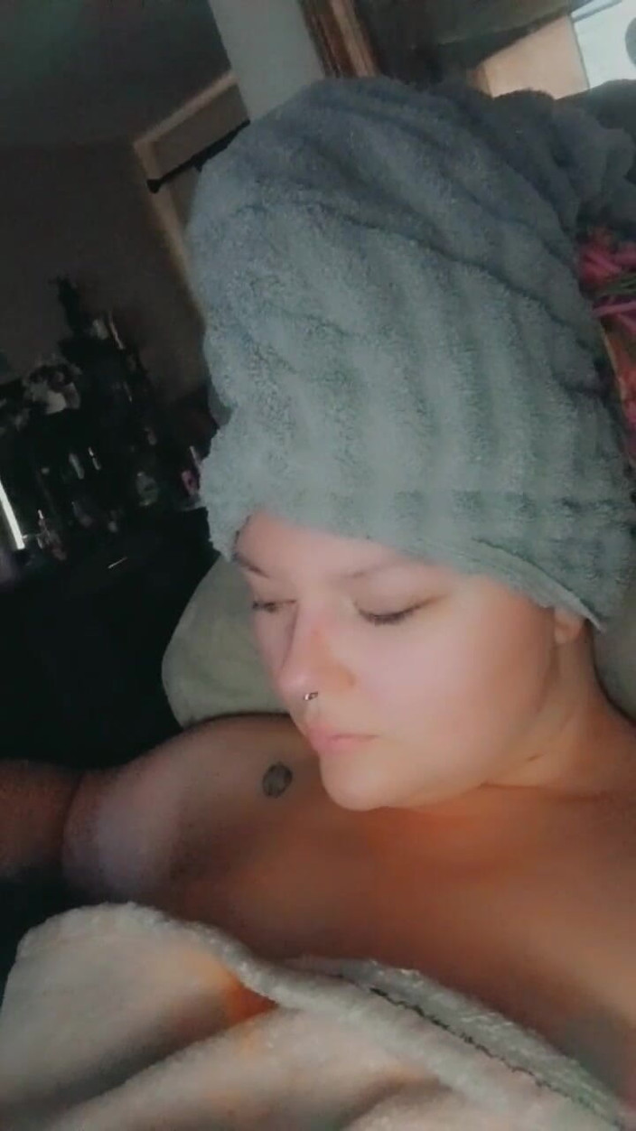 Funhousewife69: Joacă solo bucurându-se de o zi singură acasă
