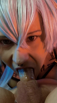 Cosplayer gibt in 69 halsfick-blowjob