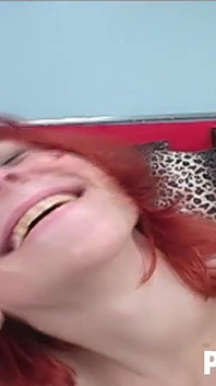 Sexy roodharige amateur babe Coryn op Sybian orgasmemachine