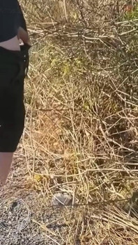 Chlapec sledoval svou rovnou kamarádku, která si šla vychcat