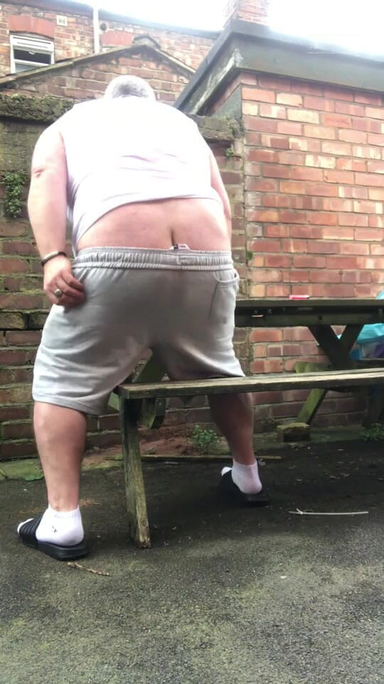 B A Bear: Fat Dad Smoking &amp; Wanking in the Alley