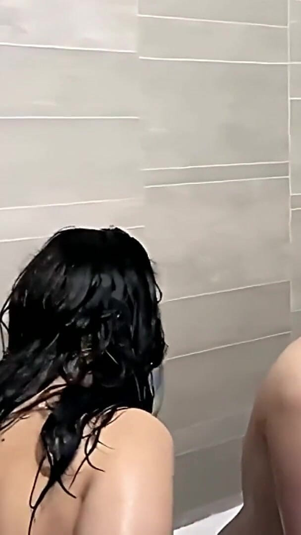 Queen Coquette: 흑인 대물 자지에게 따먹히는 핫한 갈색 머리