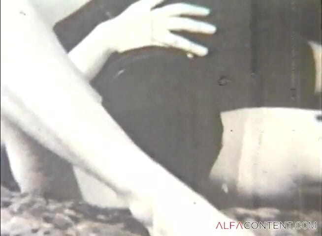 Alfa Planet: 대물 자지로 털이 무성한 보지를 기쁘게 하는 발정난 친구