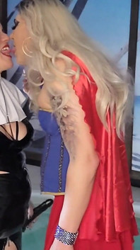 Superwoman y monja fumando vs120s