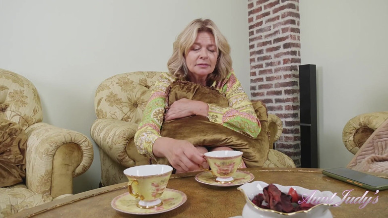Aunt Judy's: Auntjudys - Tea Time with Gorgeous Mature MILF Diana