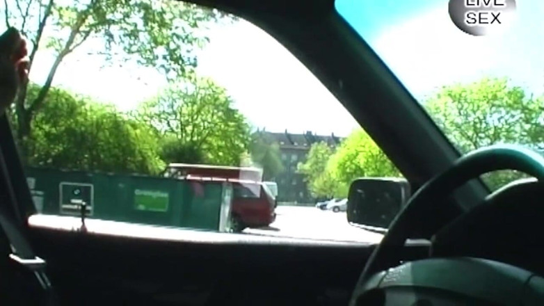 German bitch hunter: Une bombasse baise sa chatte mouillée avec un gode bleu...