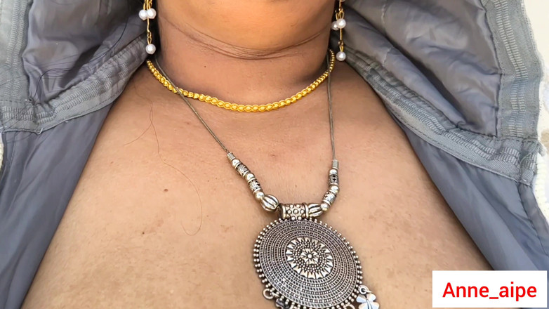 Anne Ipe: Gadis semok India dengan jaket putih bugil di depan kamera