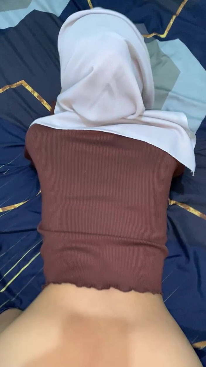 Indo Girl: Ношение хиджаба во рту