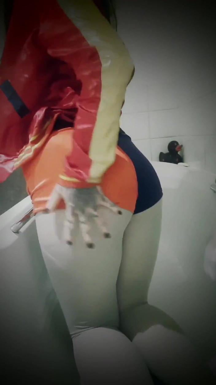 Yourfavecumslut: Harley Quinn Čůrá v Bath