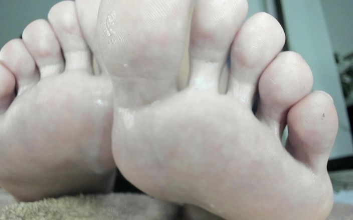 Feet lady: 唾液在脚趾上