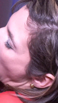 La troia farah dai grossi seni succhia un cazzo enorme nel gloryhole