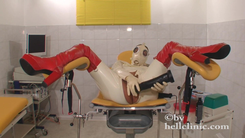 Rubber & Clinic Studio - 1ATOYS: Masturbasi anal dan kencing sendiri