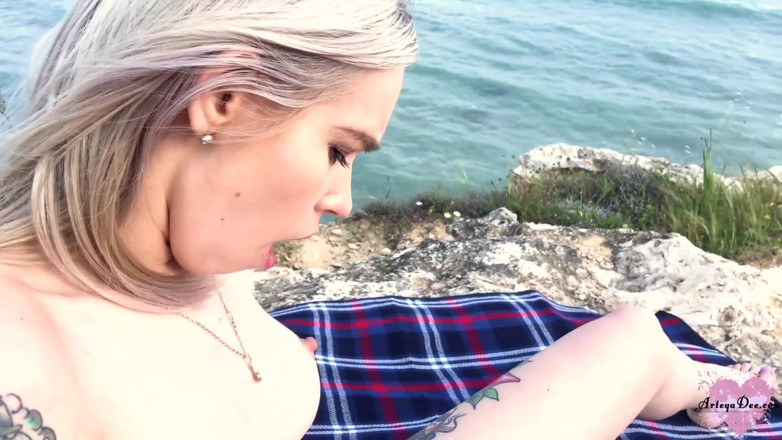 Arteya: Une étudiante sexy se doigte la chatte en plein air