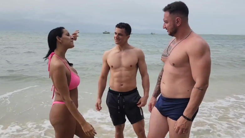 Kel Abate: Aku bertemu dua pria seksi di pantai dan aku sangat...