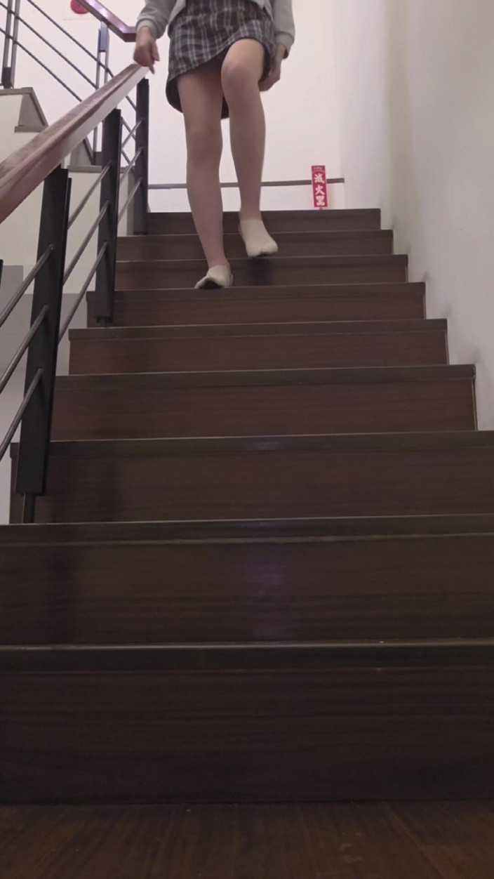 Taiwancdgirl: Mostrando bragas en el garaje del motel