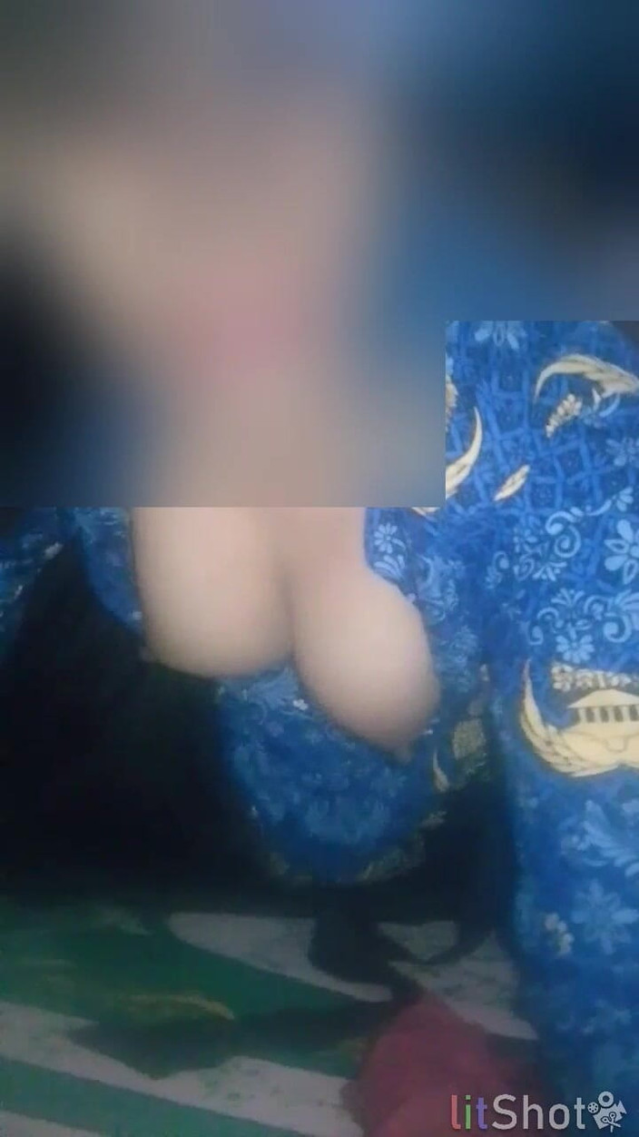 Astriana88: 倉庫でオフィスの運転手と美しい公務員の継母のアマチュア映像