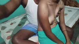 Hintli evli çiftler elbisesiyle sert sikişiyor