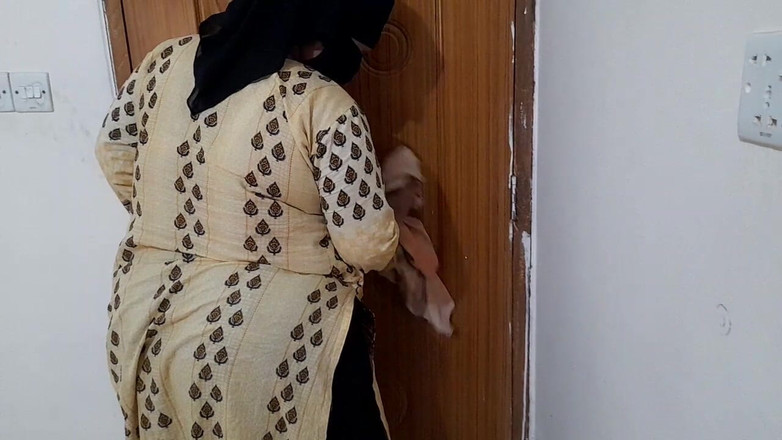 Aria Mia: Punjabi hindu bhabhi bị một chàng trai đụ trong khi dọn...