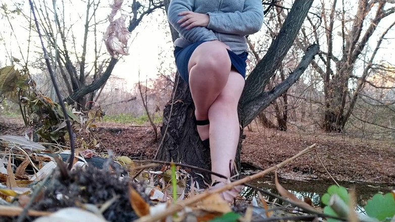 Elena: Čůrání na venkovní nohy roztažené doširoka