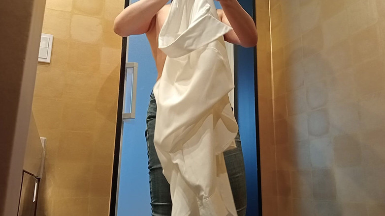 Mayumi Kanzaki: Se Quita La Ropa Interior Y Se Pone Vaqueros Ajustados...