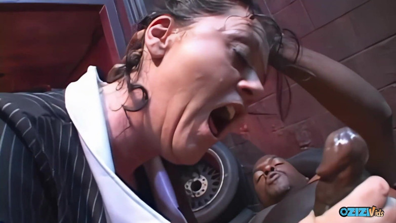 Zizi Vids: Pouze hardcore skupinový sex může uspokojit tuto nadrženou milfku, když...