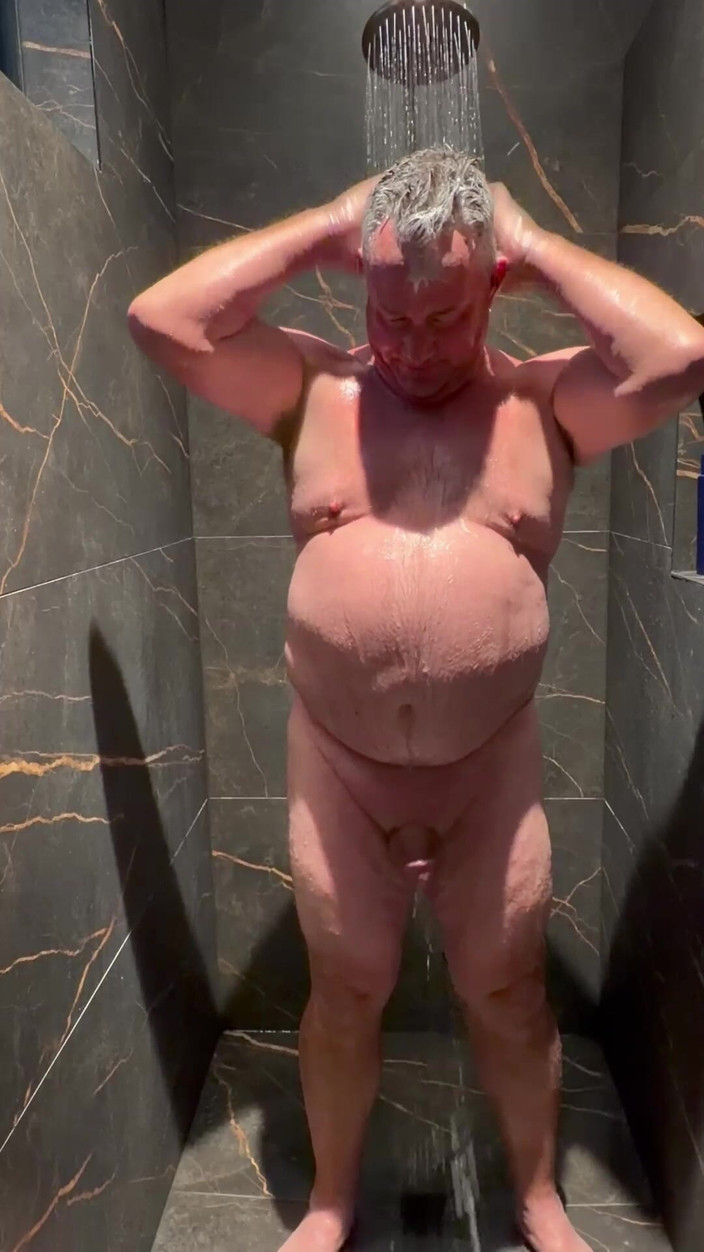 GottaLuvBB: 裸でシャワーを浴びる