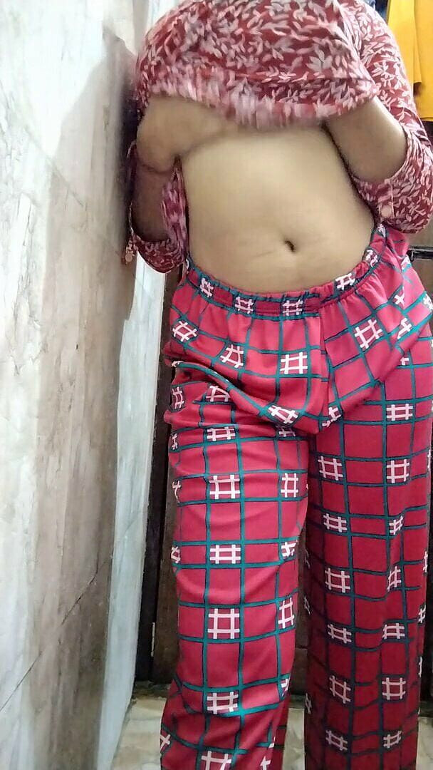 Riyathakur: Ngeliat istri yang baru nikah mandi sambil bugil