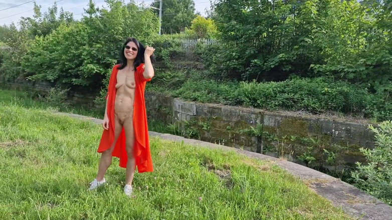 Nicky Brill: Desnudo al aire libre y meando